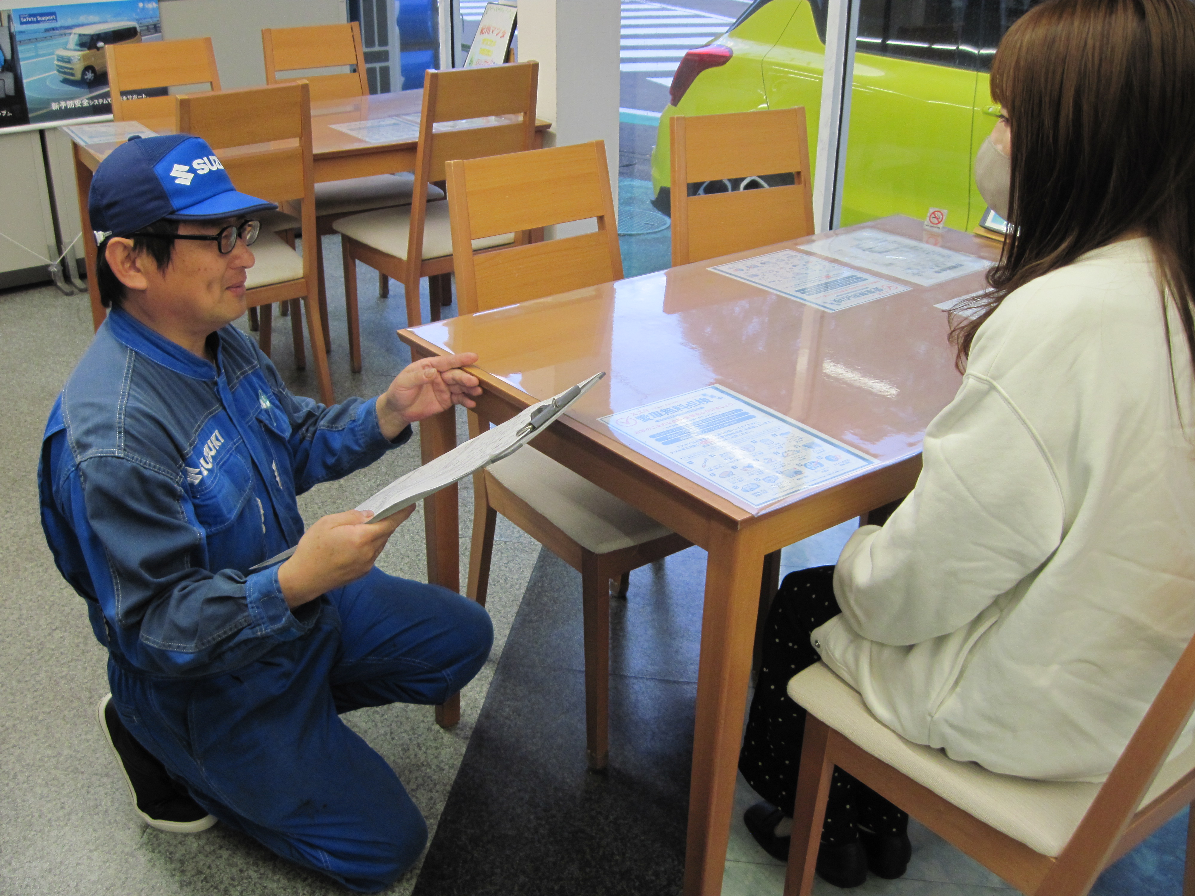 お客様と商談する国家整備士